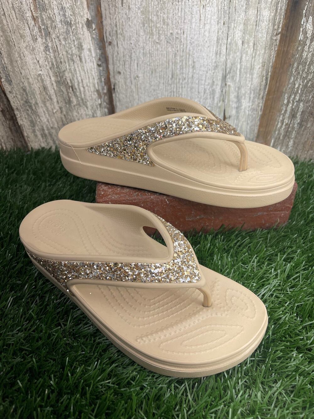 CROCS Sloane Tan Glitter Platform Thong Sandals Women's 5